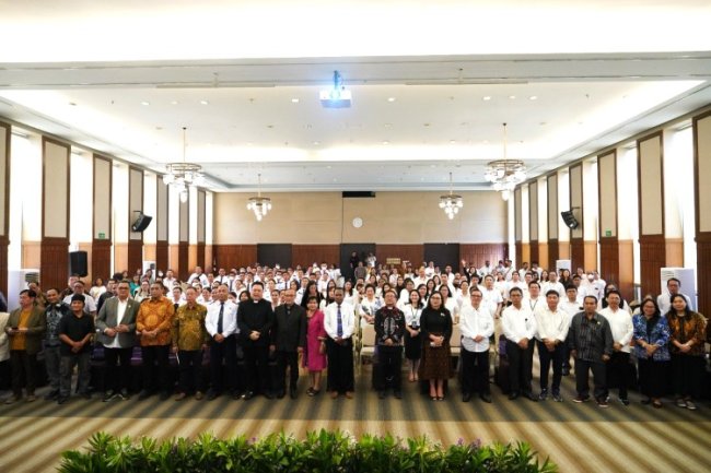 A sign of solidarity: The Directorate General of Christian Guidance holds a joint prayer for victims of conflict in the Middle East.