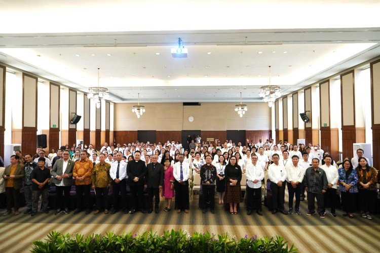 A sign of solidarity: The Directorate General of Christian Guidance holds a joint prayer for victims of conflict in the Middle East.