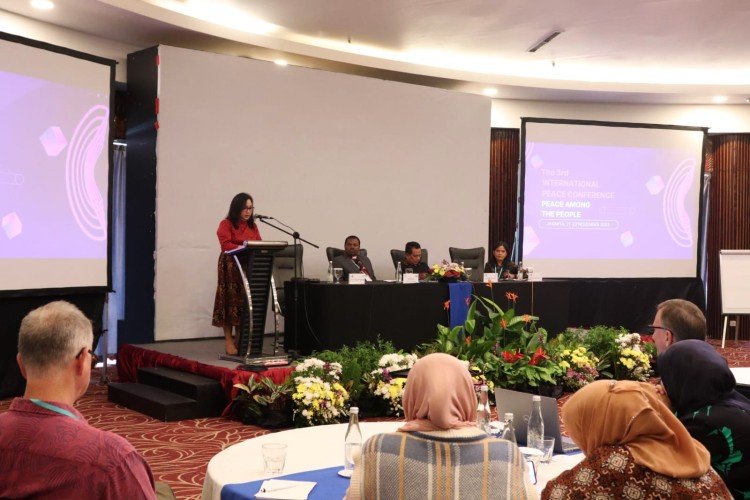 Jeane Marie Tulung, Director General of Christian Guidance, officially opens the 3rd International Interfaith Conference in Jakarta.