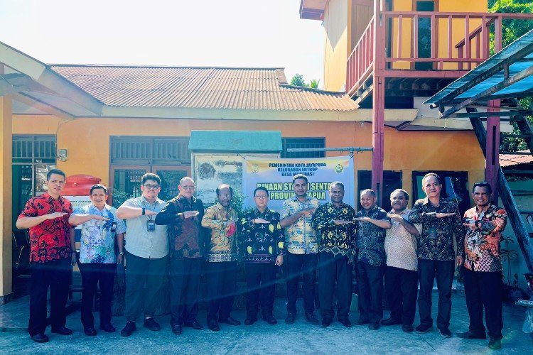 The visit of the team of the Directorate General of Christian Guidance and the Regional Office of the Ministry of Religious Affairs of Papua Province to the "religious moderation village" in Entrop Village, Jayapura City