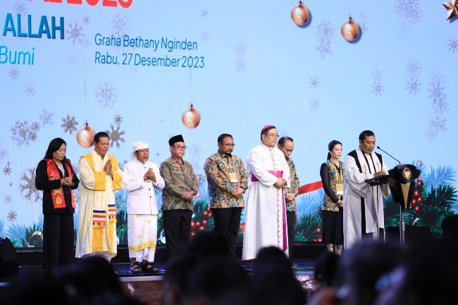 MENAG YAQUT MENGANJURKAN UMAT KRISTIANI UNTUK MERAYAKAN NATAL DENGAN BERBAGI KASIH DAN KEDAMAIAN KEPADA SETIAP ORANG.