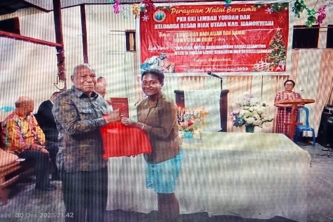 IBADAH NATAL YANG PENUH KEBAHAGIAAN, DARI IKATAN KELUARGA BIAK UTARA"