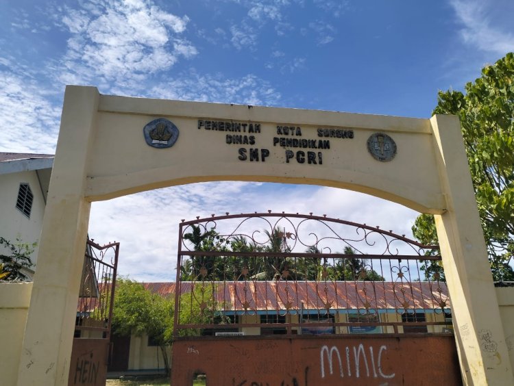 EXPELLED CHILDREN FROM OTHER SCHOOLS ARE ALWAYS WELCOME AT SMP PGRI SORONG CITY.