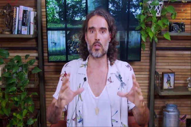 MENURUT RUSSELL BRAND, KRISTUS MENJADI 'LEBIH PENTING' DAN INGIN MEMILIKI 'HUBUNGAN PRIBADI' DENGAN TUHAN.