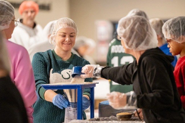 LEBIH DARI 101.000 MAKANAN DIBERIKAN KEPADA ANAK-ANAK OLEH GEREJA TENNESSEE.