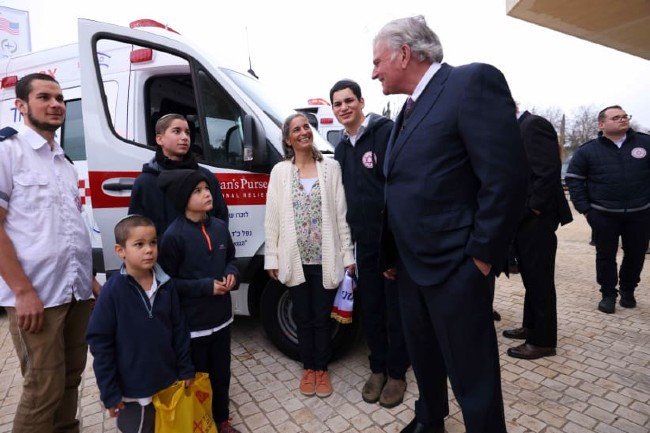 AMBULANS YANG DIDEDIKASIKAN OLEH FRANKLIN GRAHAM UNTUK PETUGAS MEDIS MAGEN DAVID ADOM YANG MENINGGAL DUNIA