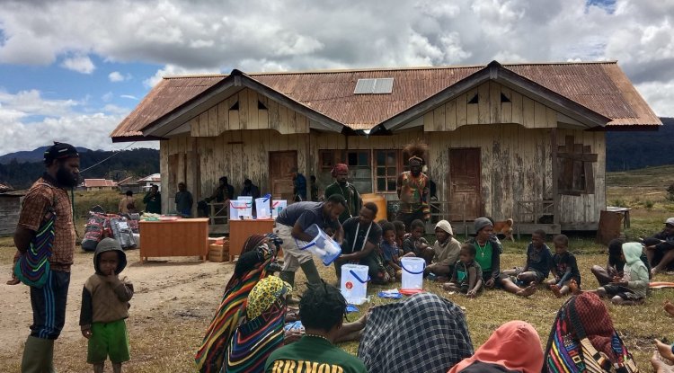 AGANDUGUME AND LAMBEWI RESIDENTS GET PDAM WATER FROM YAPMI.