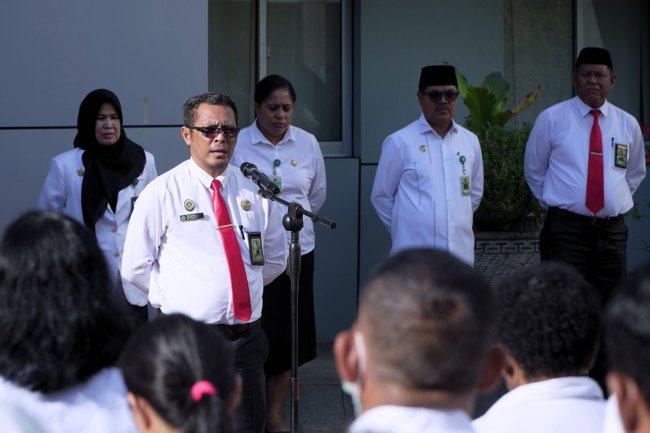 HEAD OF CHRISTIAN RELIGIOUS AFFAIRS DIVISION DELIVERS DIRECTIONS AT MORNING ASSEMBLY