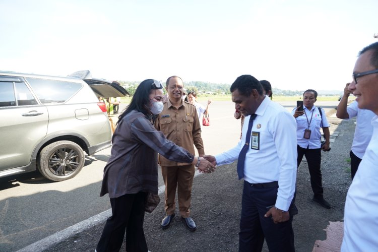 JEANE MARIE TULUNG, DIREKTUR JENDERAL BIMBINGAN MASYARAKAT KRISTEN KEMENTERIAN AGAMA, BERADA DI MANOKWARI, PAPUA BARAT.