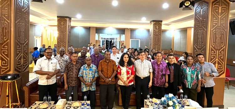 TO REVIEW PREPARATIONS FOR THE 14TH NATIONAL CHURCH CHOIR FESTIVAL IN 2025, THE SECRETARY OF THE DIRECTORATE GENERAL OF CHRISTIAN COMMUNITY GUIDANCE AND THE DIRECTOR OF CHRISTIAN RELIGIOUS AFFAIRS VISITED MANOKWARI