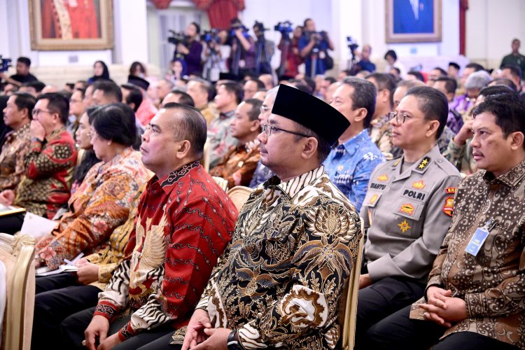 PRESIDENT JOKO WIDODO AWARDS THE DIGITAL GOVERNMENT AWARD TO THE MINISTRY OF RELIGIOUS AFFAIRS.