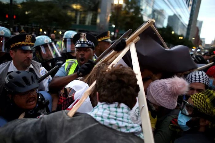 BENTROKAN AKTIVIS ANTI-ISRAEL DENGAN POLISI DI DEKAT DNC, LEBIH DARI 70 ORANG DITANGKAP