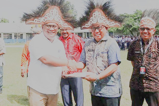 CHAIRMAN OF BP YPK IN PAPUA HANDS OVER YPK SCHOOL NEEDS TO BIAK NUMFOR REGENCY GOVERNMENT