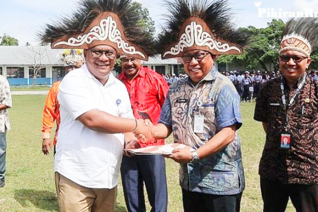 KETUA BP YPK SERAHKAN KEBUTUHAN SEKOLAH YPK KEPADA PEMKAB BIAK NUMFOR