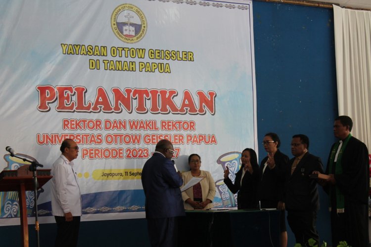 PELANTIKAN PIMPINAN BARU UNIVERSITAS OTTOW GEISSLER PAPUA UNTUK PERIODE 2023-2027