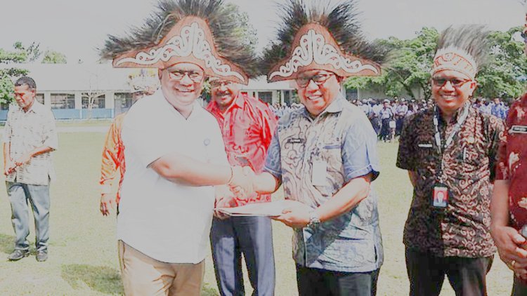 CHAIRMAN OF BP YPK IN PAPUA HANDS OVER YPK SCHOOL NEEDS TO BIAK NUMFOR REGENCY GOVERNMENT