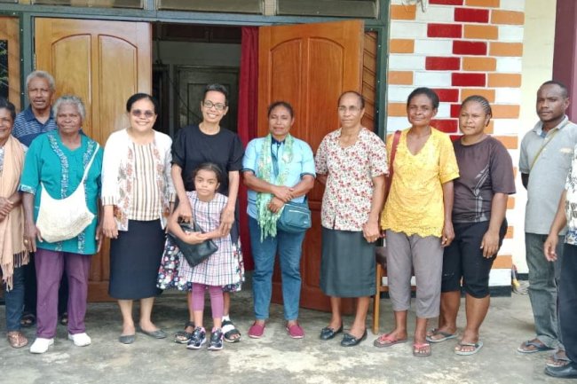 GKI FILADELFIA CONGREGATION SHARES BLESSINGS WITH STFT I.S. KIJNE STUDENT DORMITORY